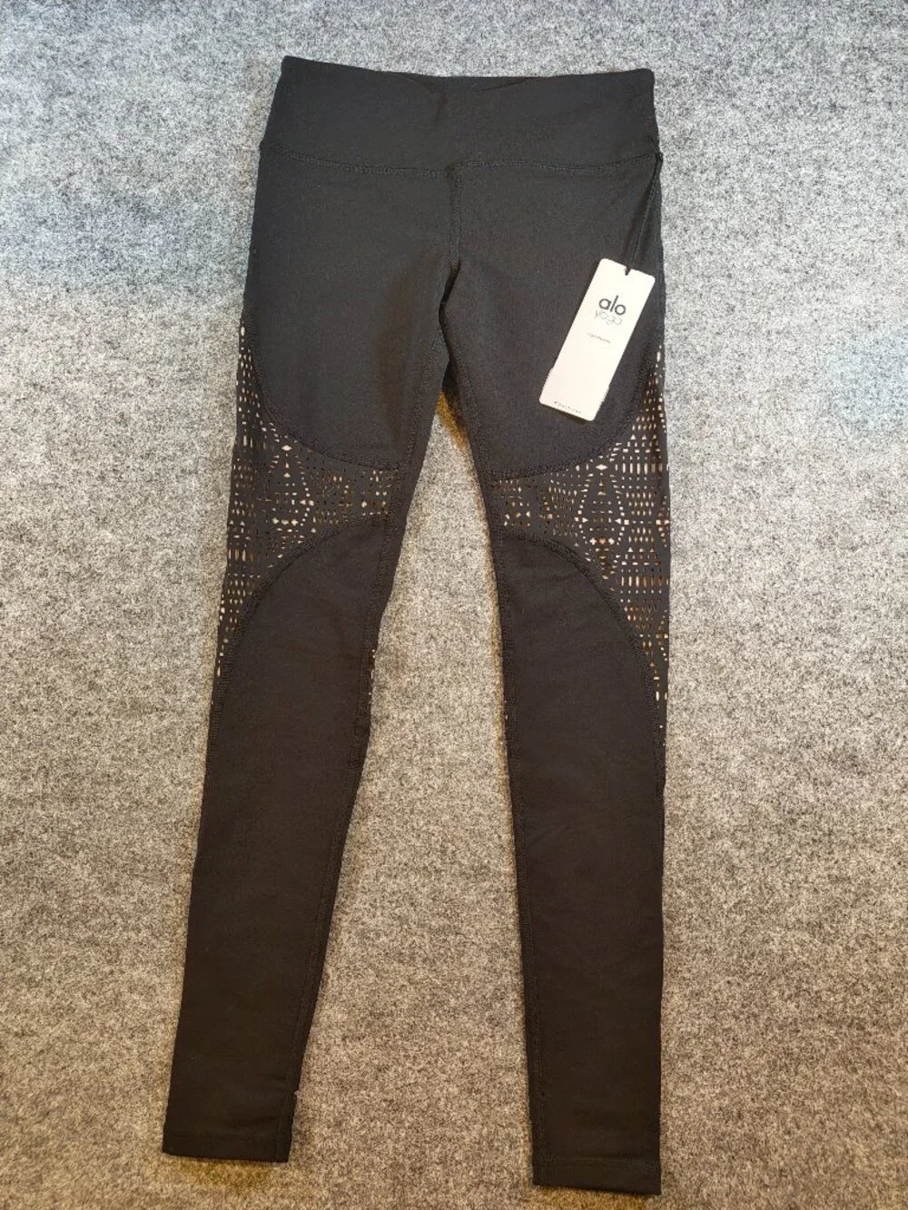 NWT Alo Yoga West Coast Legging – Black Small – Laser Cut Airbrush